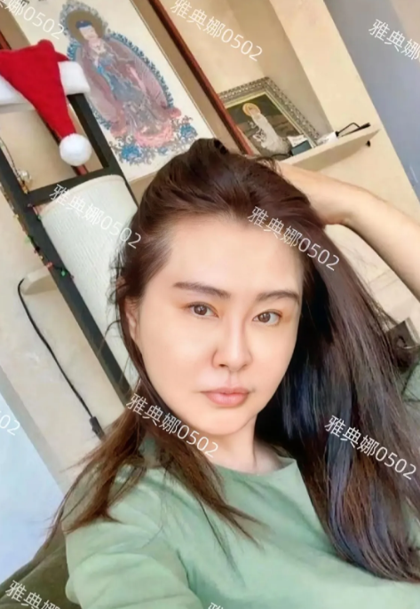 天啊，王祖贤怎么变成这样了？
她祝粉丝圣诞快乐，并发了一张自拍照，57岁的她并不