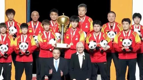 颁奖礼！王楚钦放下奖杯就揉腰，刘国梁最开心，韩国香港队放得开