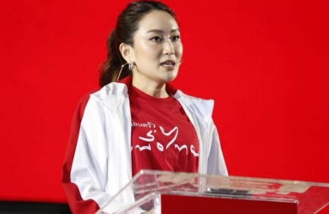 佩通坦是第五代泰国客家华人，整个他信家族的祖籍是在中国广东省梅州市丰顺县，他信的