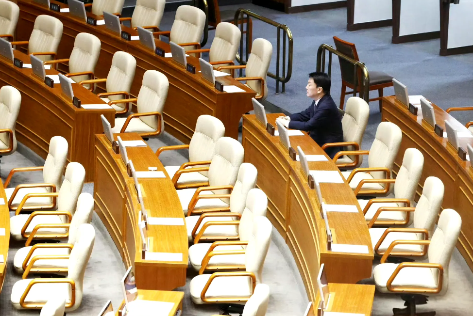 孤独的韩国执政党党员安哲秀，只有他一人支持弹劾！
国民力量党宣布退出投票之后，他