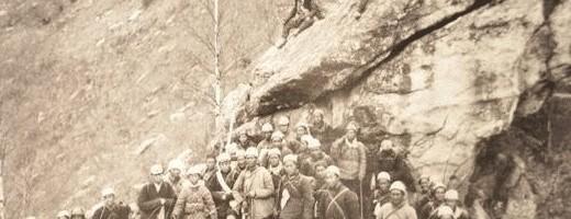 1938年，八路军军事部长中了埋伏，被叛军扣押，情急之下想要掏枪硬拼！一叛兵偷偷