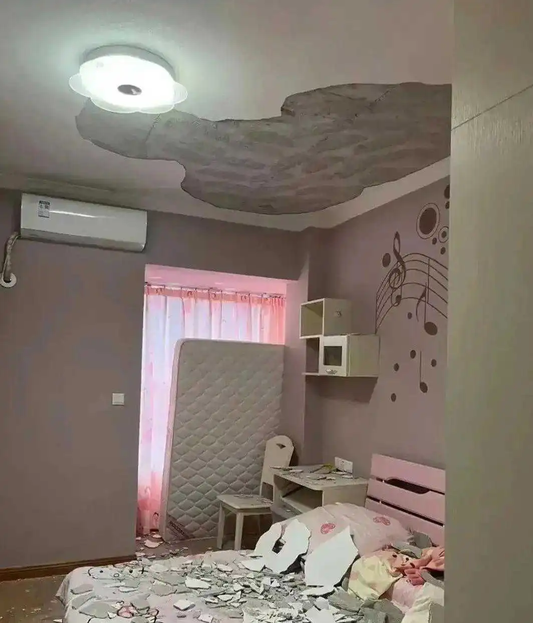 这装修太差劲了，幸好人不在床上，要不然就完蛋了