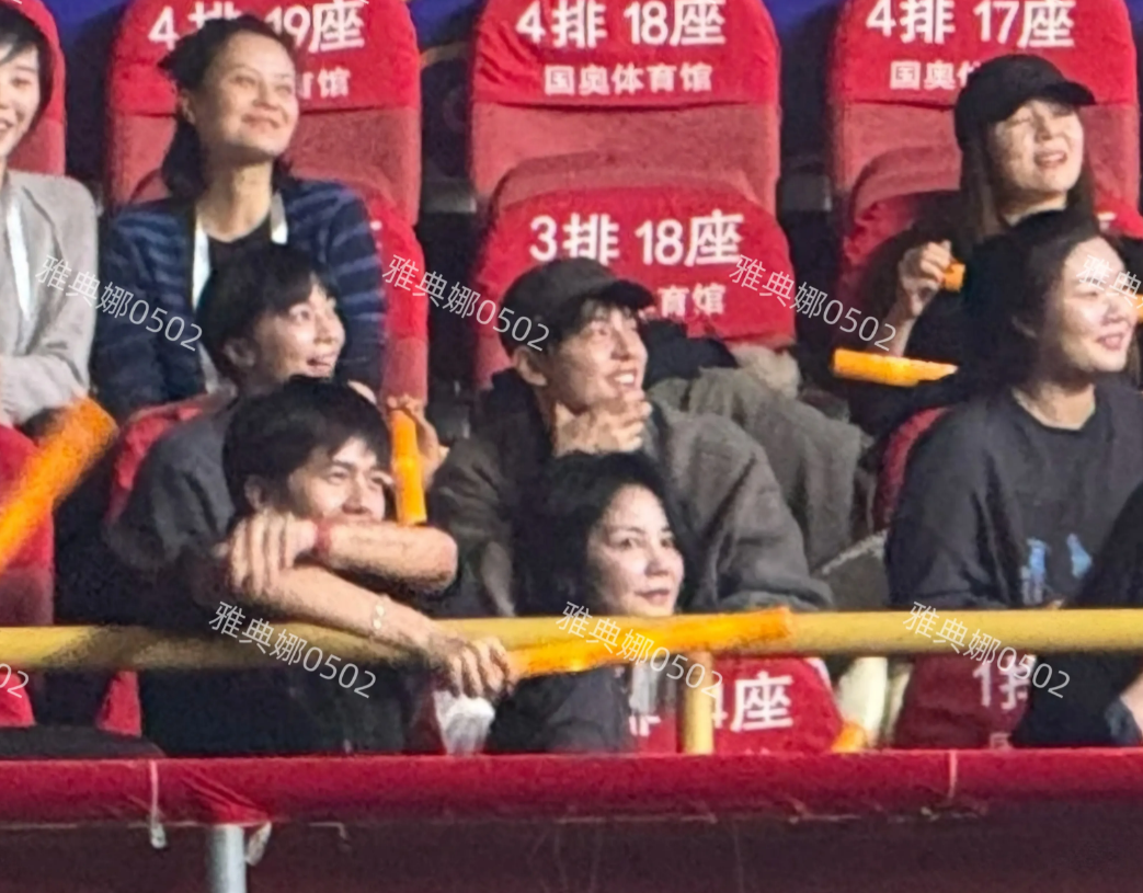 王菲本人根本没有网上吹得那么年轻有气质，脸很僵，一看就是50多岁人。
她为了支持