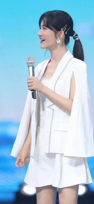 带病观演后谢娜报平安，暖人心
近日，谢娜现身张杰演唱会的画面引发热议。舞台上，谢