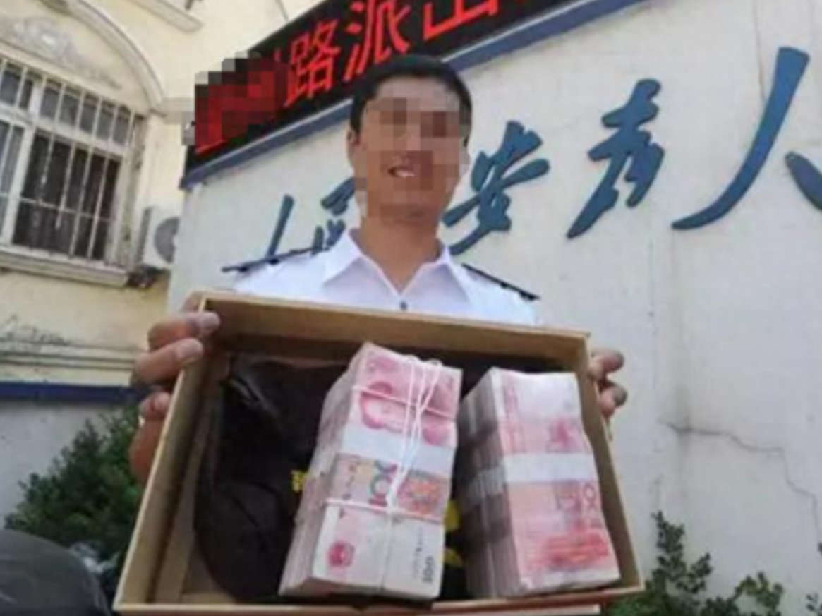 “太无耻！”浙江一男子捡到22万，随即立刻报警，警察调出监控，很快找到了失主，失