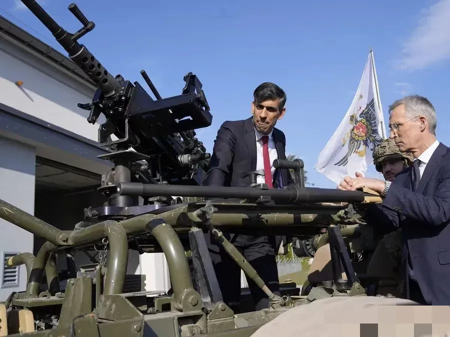 英国疯狂到了极致！4月23日，苏纳克首相在波兰华沙的一场新闻发布会上宣布，英国国