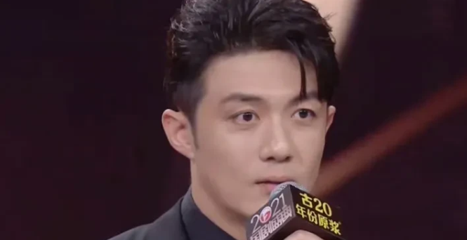 一次，记者问李泽锋:“你为什么要接渣男卫明这个角色？”李泽锋一脸无奈:“没有得选