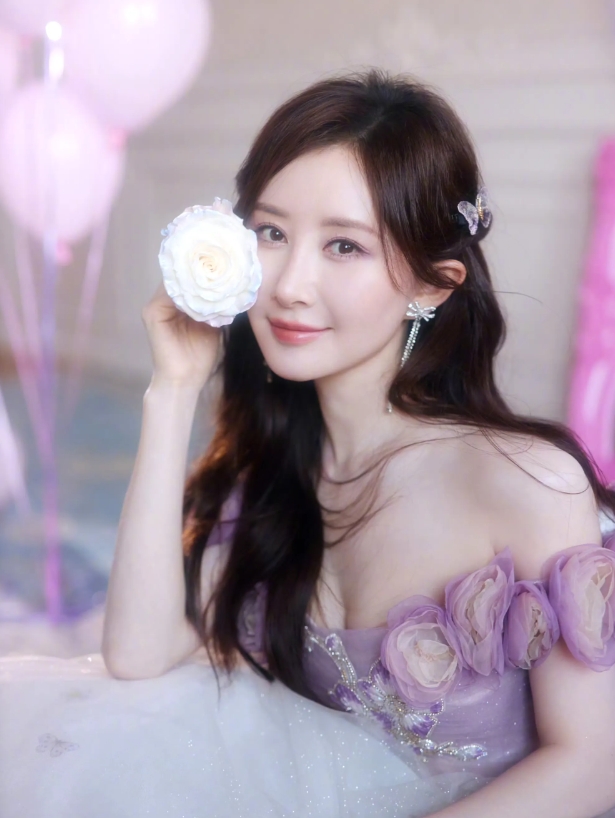 她的身材还挺好，胸还挺大！曾经最美童星，古装第一美女，如今都无戏可拍，跑去直播，