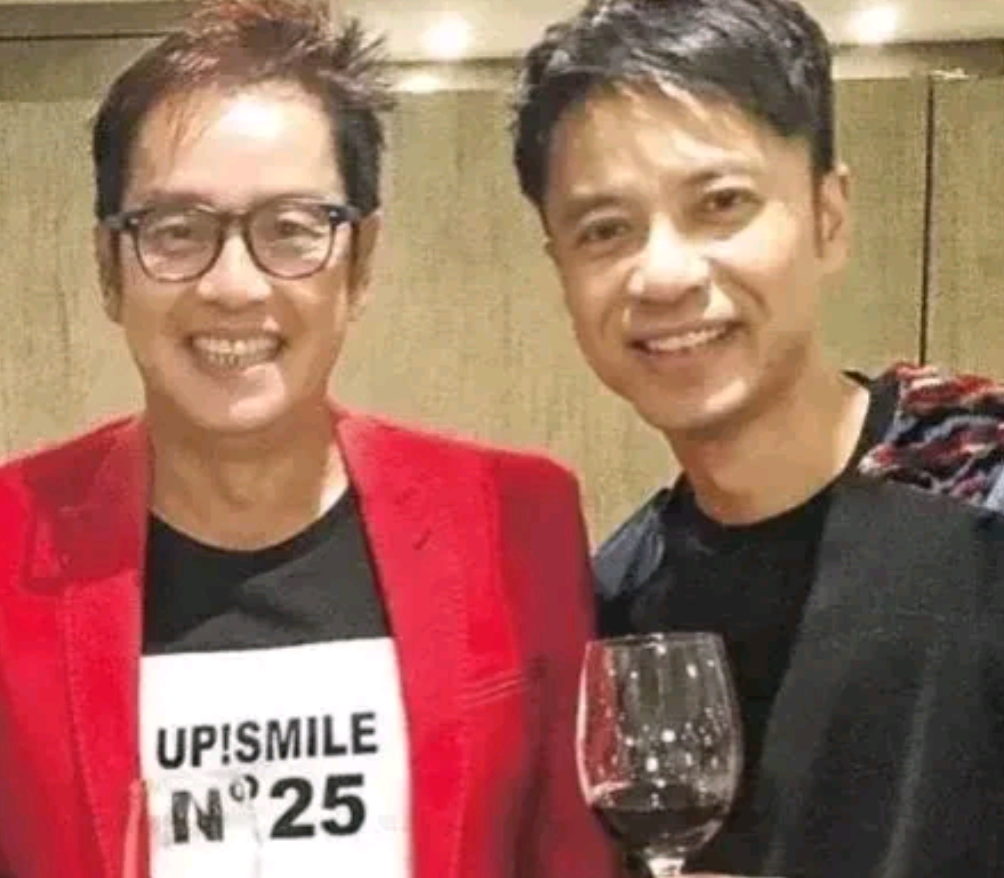 一次聚会，54 岁的李克勤，去喝酒，旁边敬酒的客人，排起长队，李克勤无奈的说：“