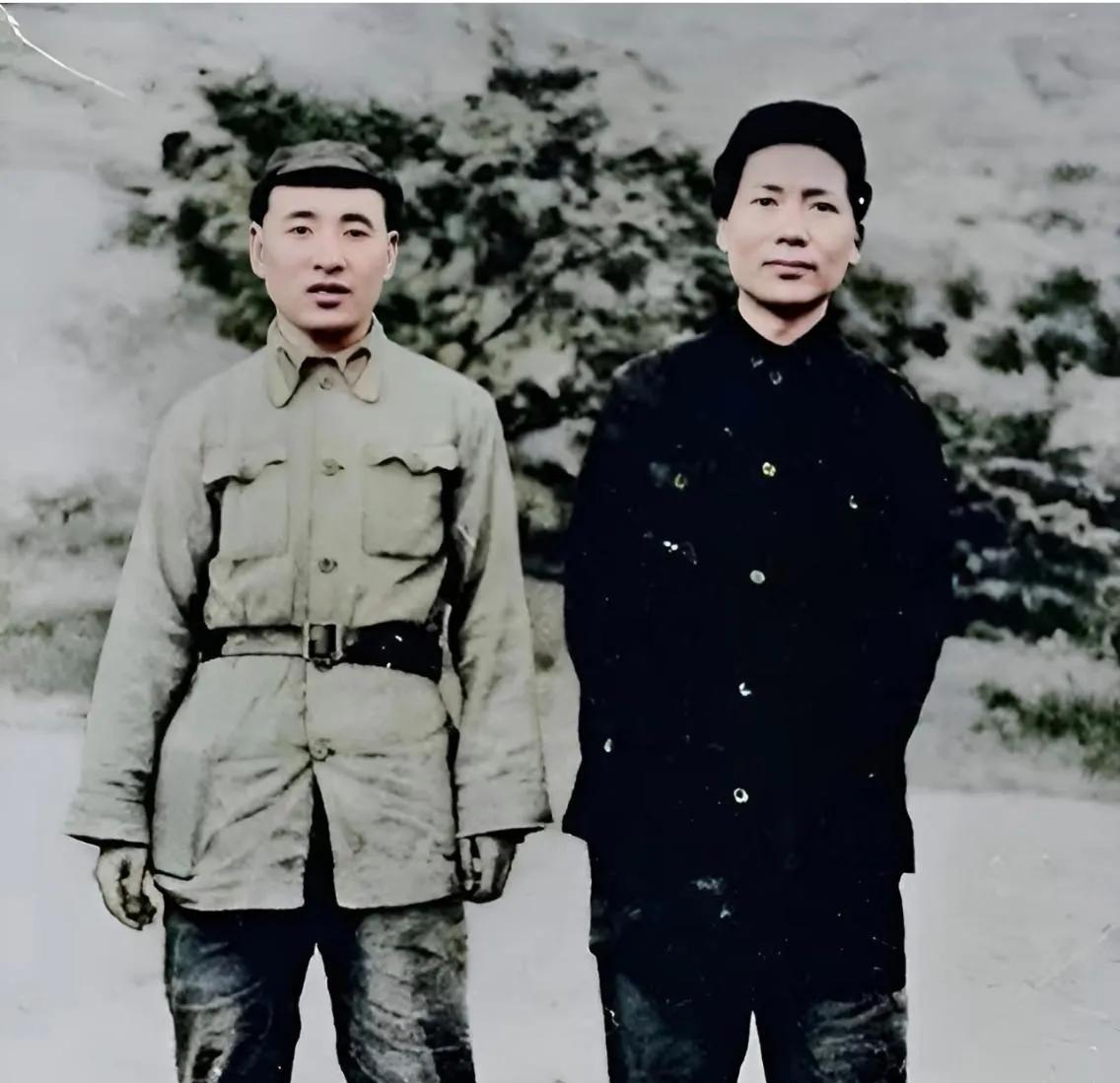 1936年，长征以后，在陕北毛主席与林帅合影，此时他们已经在延安休整一段时间。