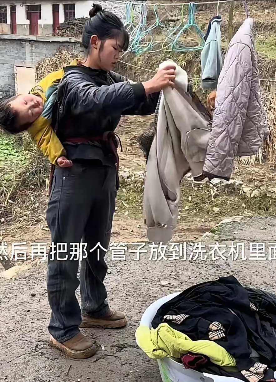 农村宝妈带娃日常？​​直播间几千人在线，天天哭穷卖惨，说自己带娃辛苦，养猪养鸡养