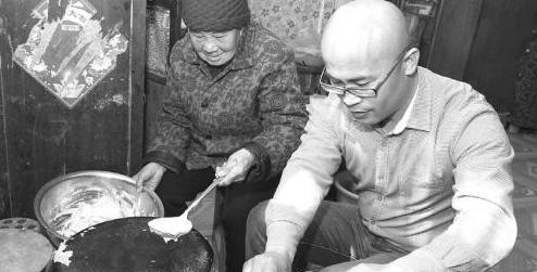 1995年，山东的高中生朱观景面临高考，每天往返学校约30公里，严重影响学习。他