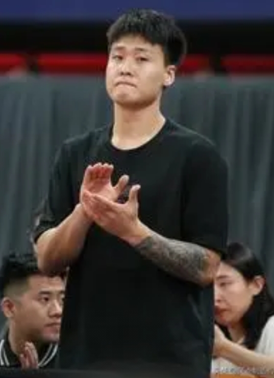 赵睿撞裁判，不是因为裁判员误判或漏判，而是与裁判员交涉过程中裁判员给了赵睿一个T