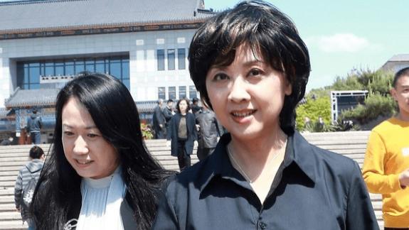 都是70岁，朱琳不整容还那么漂亮，刘晓庆却像假人，一个天一个地