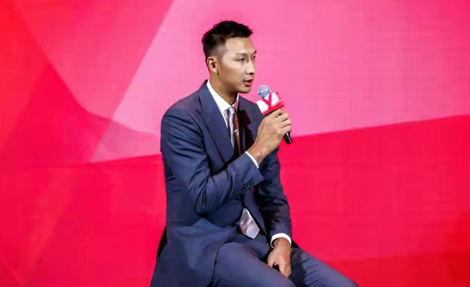 易建联出席CBA全明星！与姚明参加活动，7届票王，寄语年轻球员
CBA全明星周末