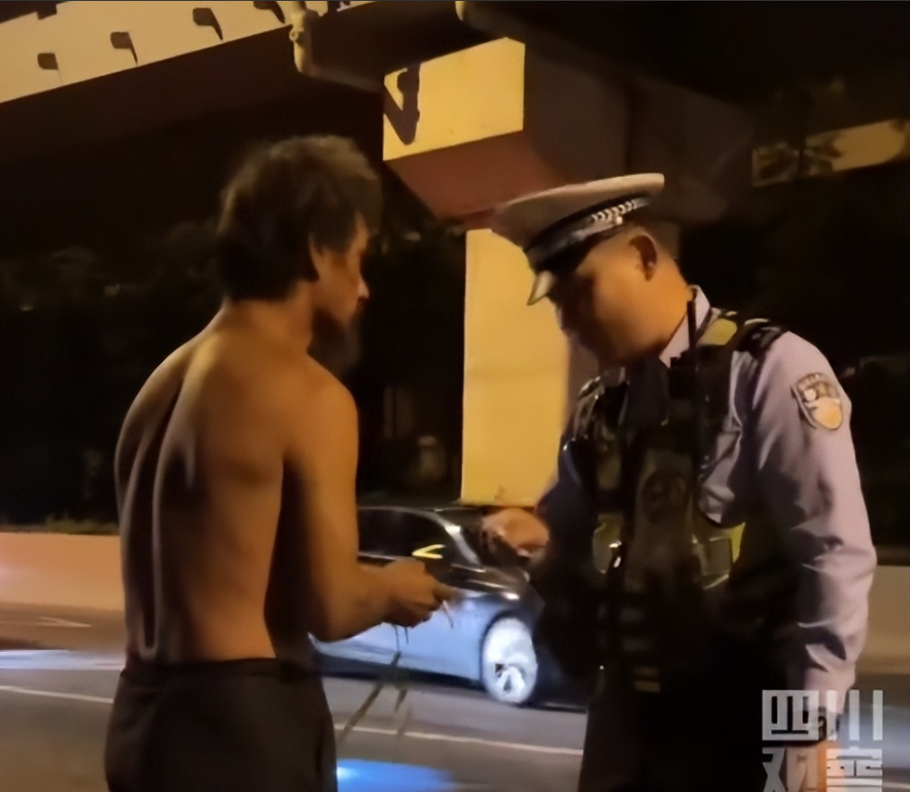 “这位交警火了！”江苏无锡，一交警晚上执勤时发现一流浪汉竟在路边吃草充饥，交警于