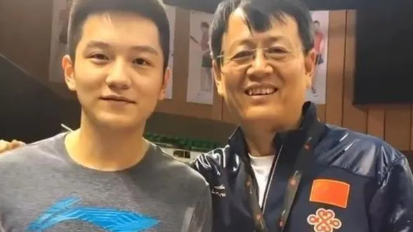 樊振东被主持问帮助最大教练所有教练! 非说一个今天就你了