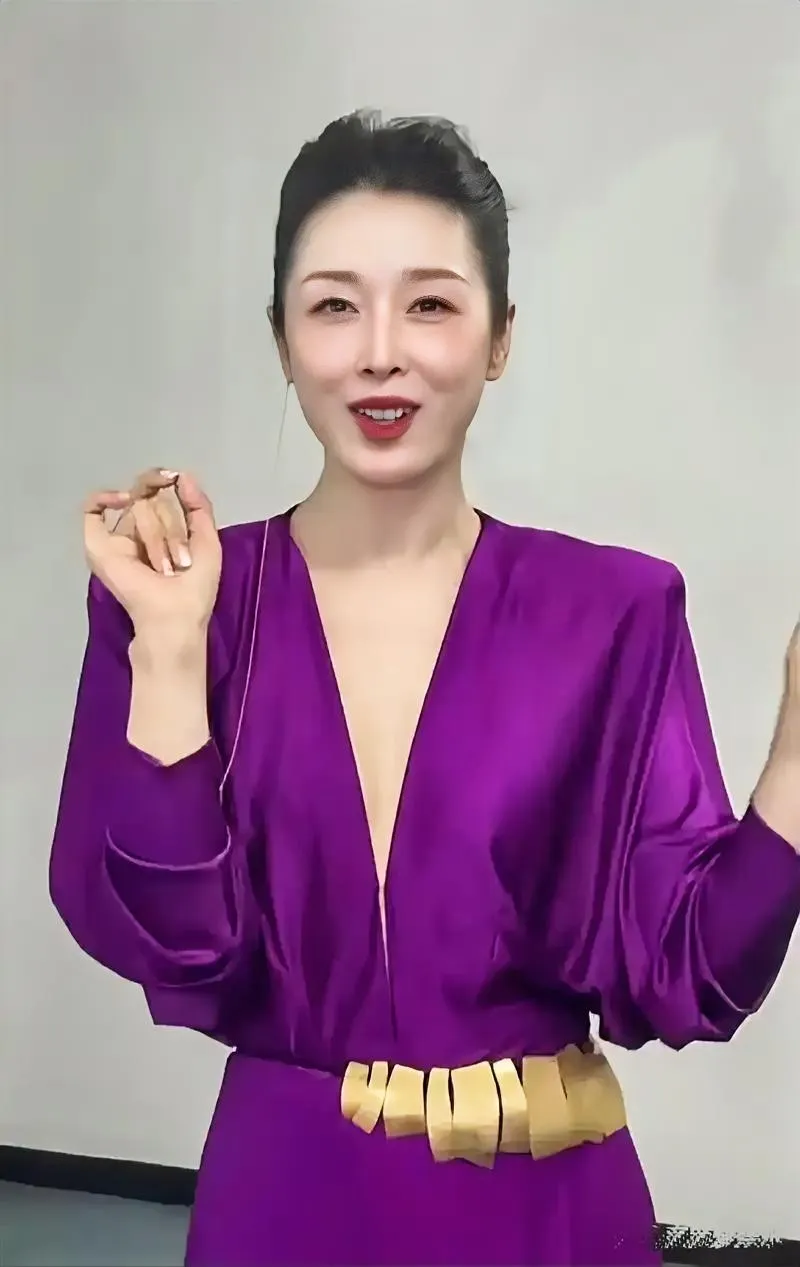 孙悦出生在哈尔滨的艺术世家，父母都是戏曲界的明星，她从小就有一副好嗓子，可性格却