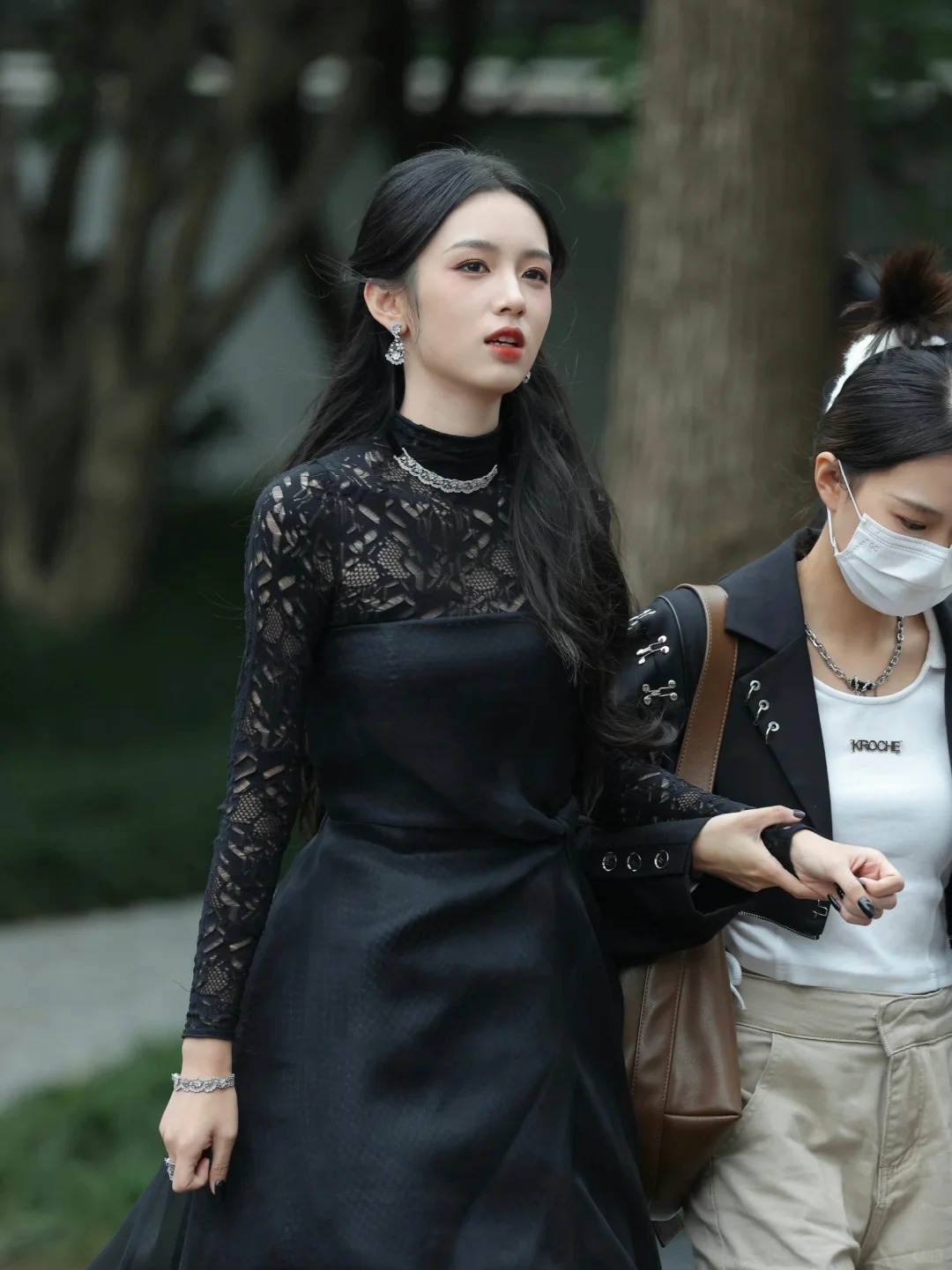 单独看裙子“好老气”，但配上周也的脸 “原来是大小姐啊”，果然时尚的完成度蕞终是