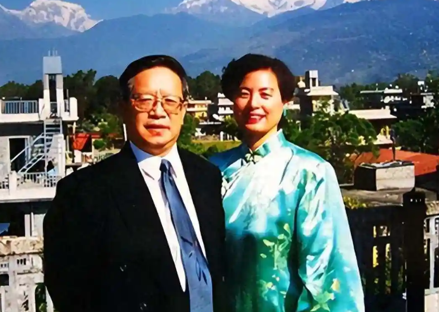 2005年，中国驻尼泊尔大使馆的外交官朱敏才退休后，不顾儿女们的反对，带着妻子离