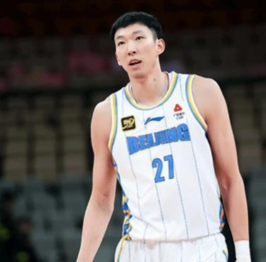 北京男篮球员周琦还将缺席多场比赛，北京男篮主教练许利民透露了周琦的病情，他表示：