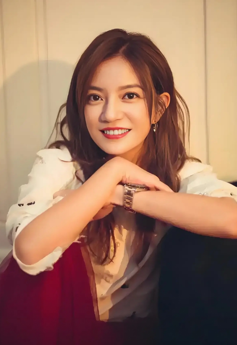 赵薇公开和黄有龙离婚，这次公开离婚对她可能产生的3点影响：

1、重新审视。她之