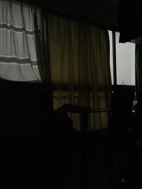 广西那坡，女子新婚，睡到半夜上厕所，迷迷糊糊中错进伴郎的房间，伴郎乐坏了，既然送