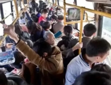 “大快人心！”河南一男子因工作疲劳，坐上公交车上便睡着了，一大爷叫醒男子令其让座