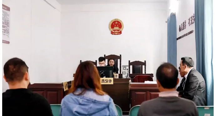 重庆九龙坡，一男子结婚半年后隐瞒已婚身份并出轨一单身独居女子。女子得知男子已婚后