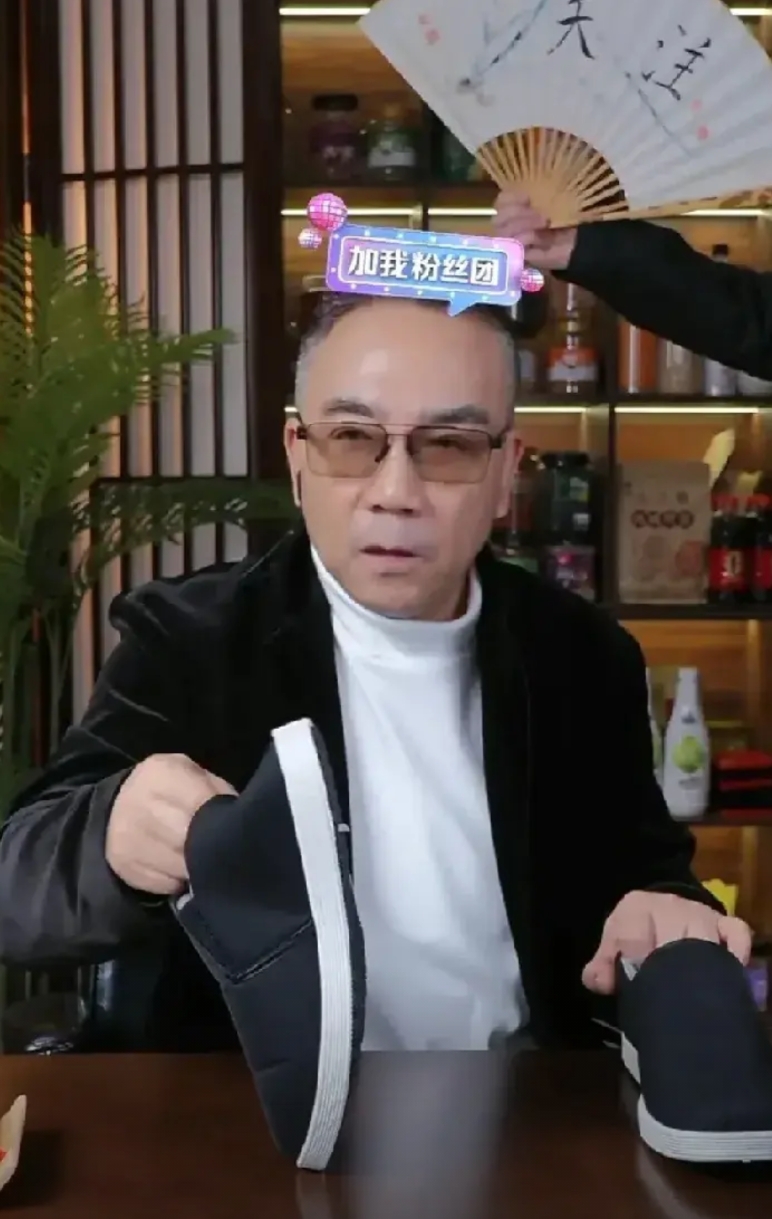 杨议终于低头道歉了！
昨日在直播中，杨议向郭德纲发声：你的团队连续百天对我进行指