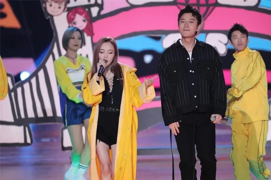 史上最尴尬同框❗他们演技是真好啊！！
贾乃亮李小璐曾是人人羡慕的一对，男方帅气风