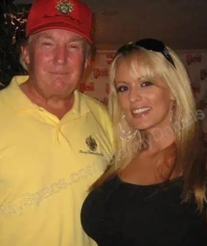 特朗普大喜，又一个重大胜利。特朗普“封口费”案宣判，现在，宣判推迟到11月5日美