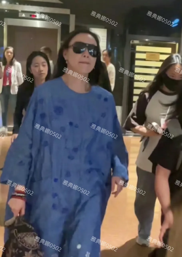 倪妮怎么了？最近不但颜值断崖式的下跌，看起来老了不少，衣品也降了很多了，大妈感越