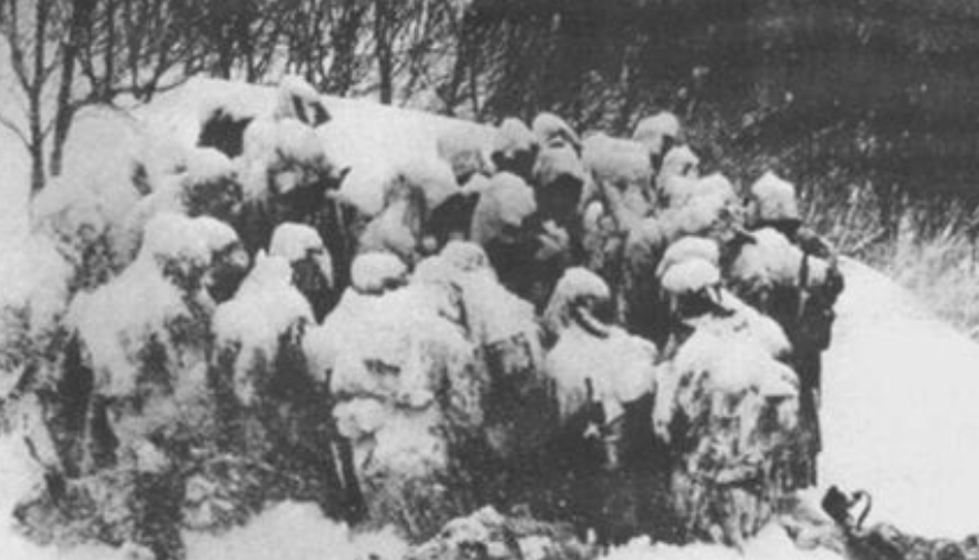 1937年冬，一个地主带着300多个鬼子进山找抗联。鬼子怕迷路，边做记号边走。地