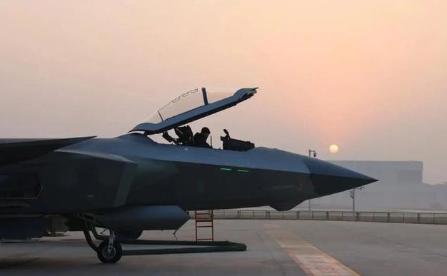 歼-20腾空出世，年产破百震惊全球，中美空军较量白热化