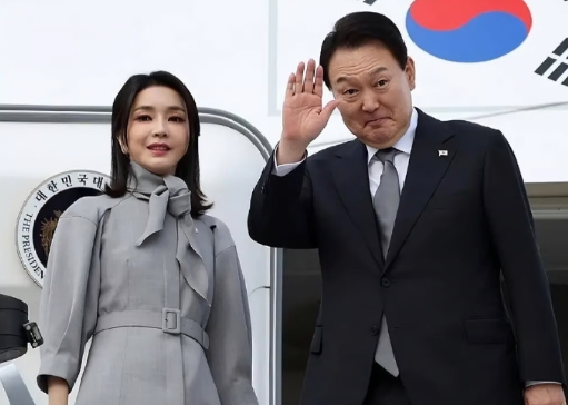 韩警察厅国家调查本部“紧急戒严特别调查组”除了对总统府展开了突袭搜查外，还表示，