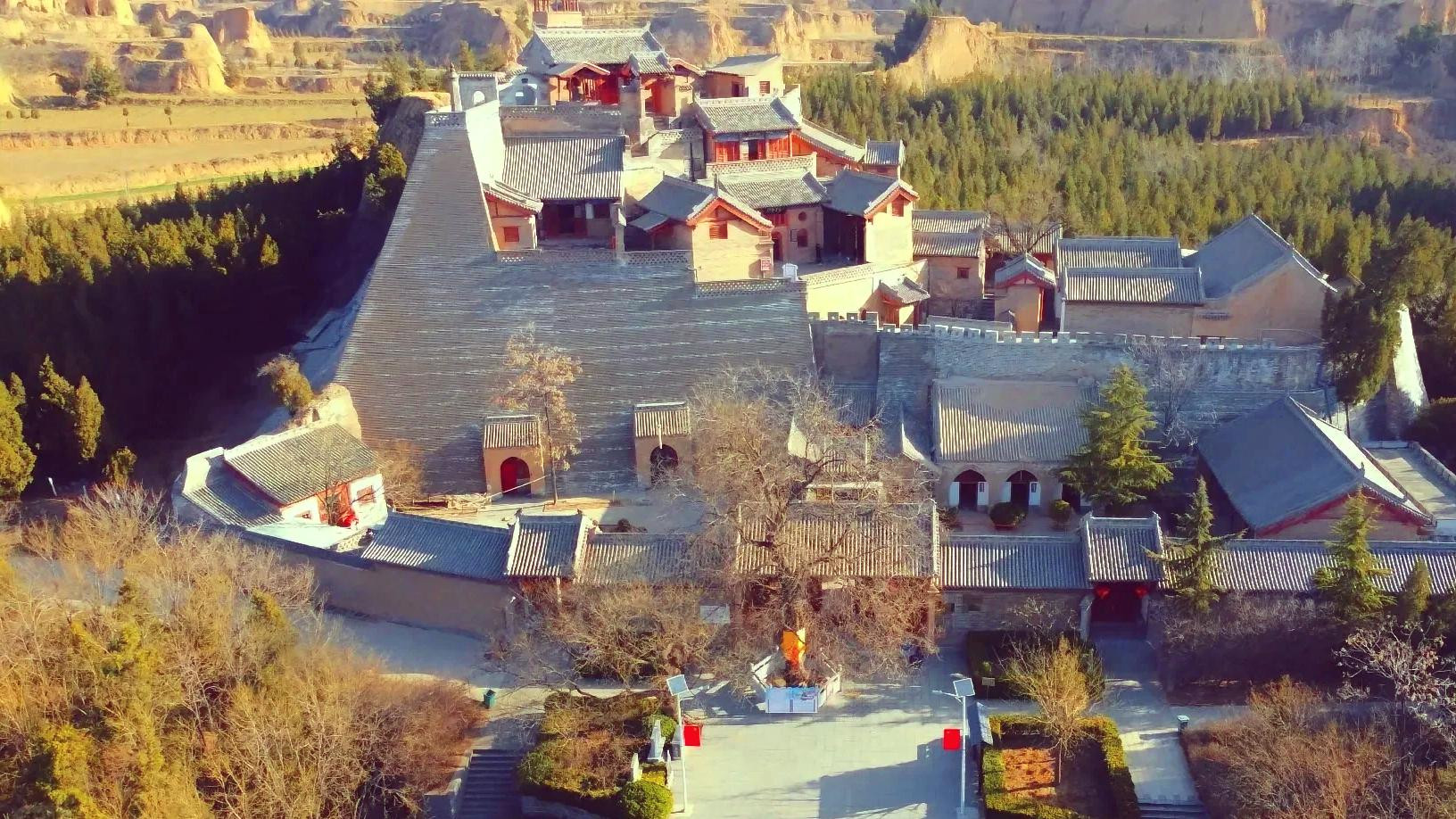 你知道还有个“小布达拉宫”吗？堆芸洞的神秘与美丽等你来探寻！