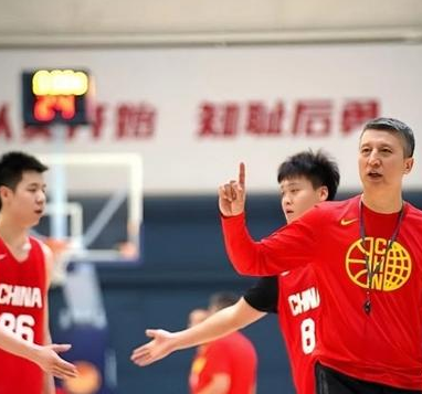 中国男篮队内对抗赛图集！中国男篮官方分享了球队的队内对抗赛图集！看来赵嘉义伤好了