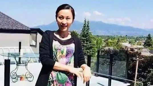 杨子黄圣依带22岁女儿聚餐，大女儿长相惊艳，气质直追黄圣依！