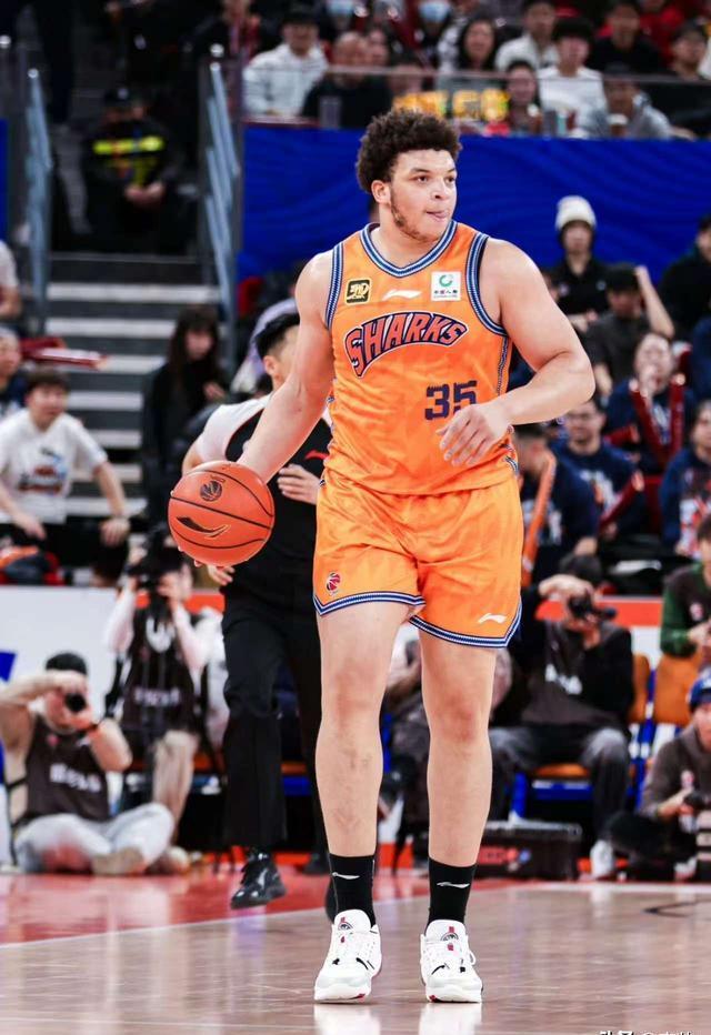 “薯片男孩”洛夫顿，CBA赛场新明星