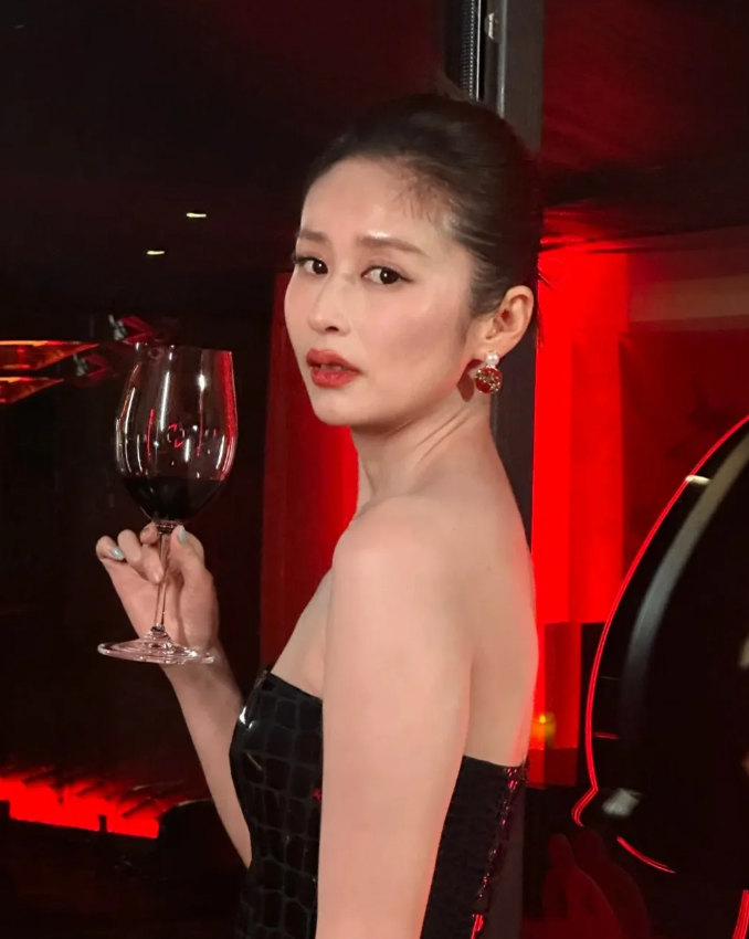 颖儿变化好大，不但瘦了很多了脸变小了，鼻子也变小巧了，嘴唇也变厚了之前的气质很朴