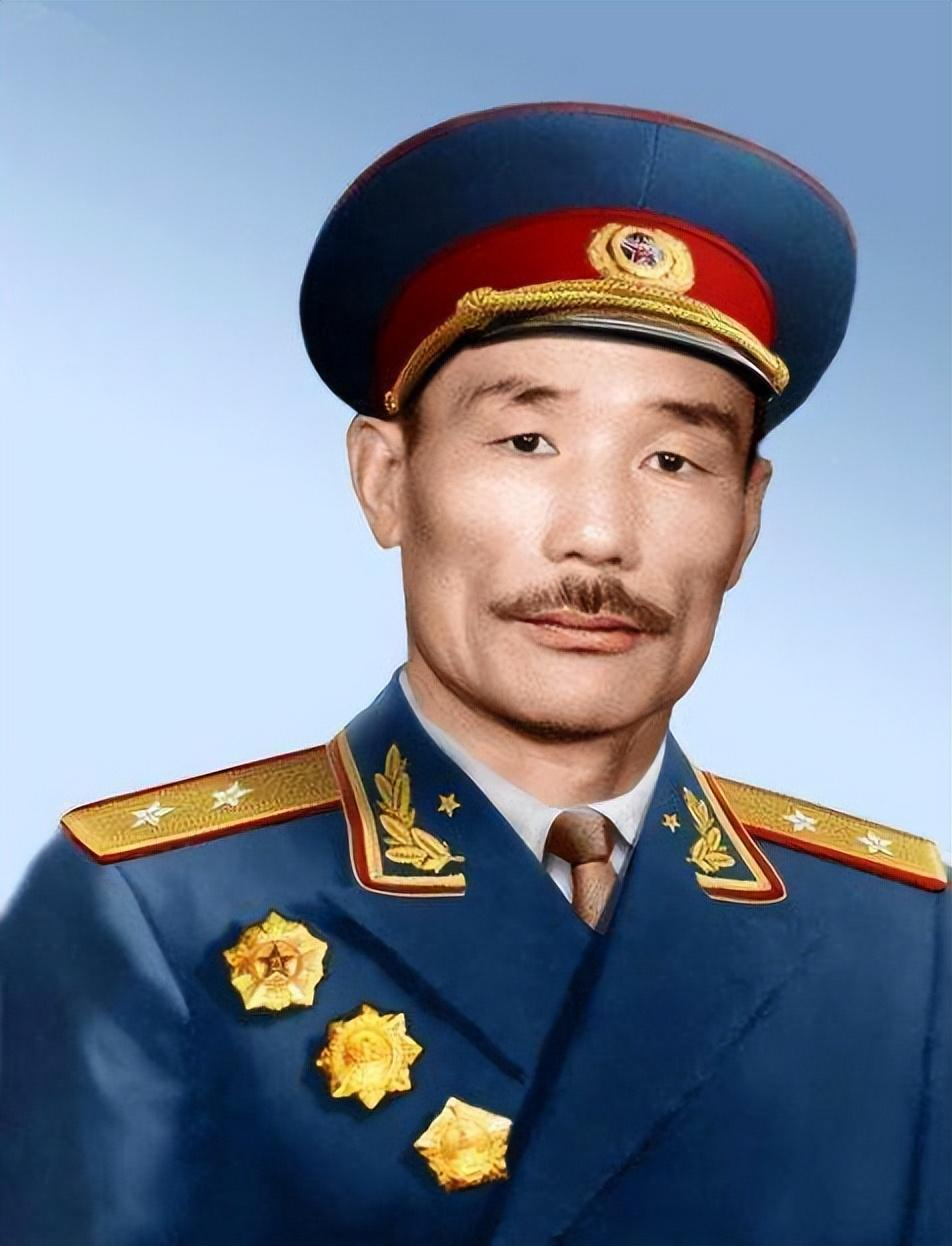 1978年，74岁的孙毅中将理完发，觉得还是太长了，便让理发师再修剪一下。理发师