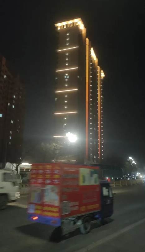 情人节，情人劫了吧！被抓了吧！被打了吧！

我有一哥们儿，有个相好的，在城里某小