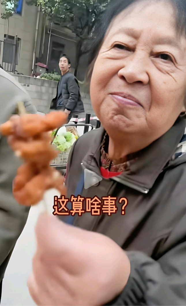 
有个大妈听说摊位上有免费试吃，那简直是放开了吃，嘴里嚼着一块，手里还用牙签挑着