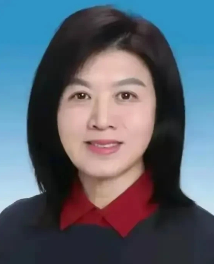 图片中的这位女士，面容清秀，五官周正，清纯典雅，神清气爽，给人留下了亲和的面容，