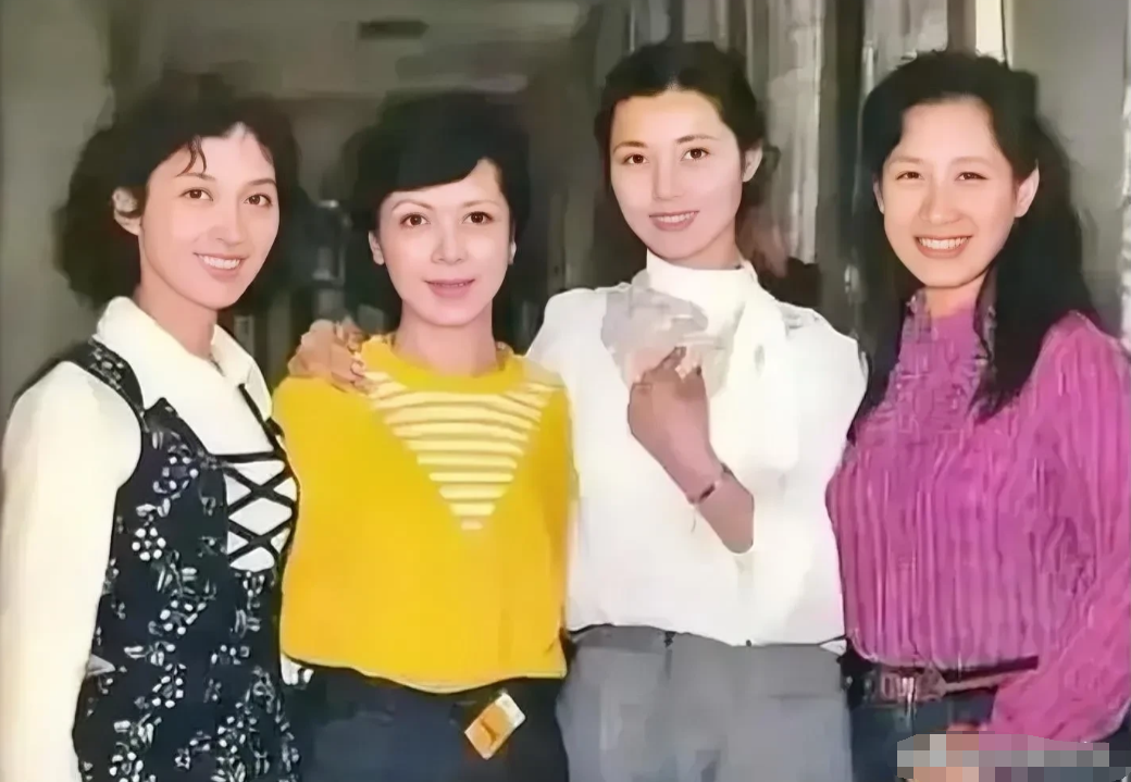 如果能把这四位全认出来，承认你是影迷中的佼佼者！
左起著名影星龚雪、香港影星陈思