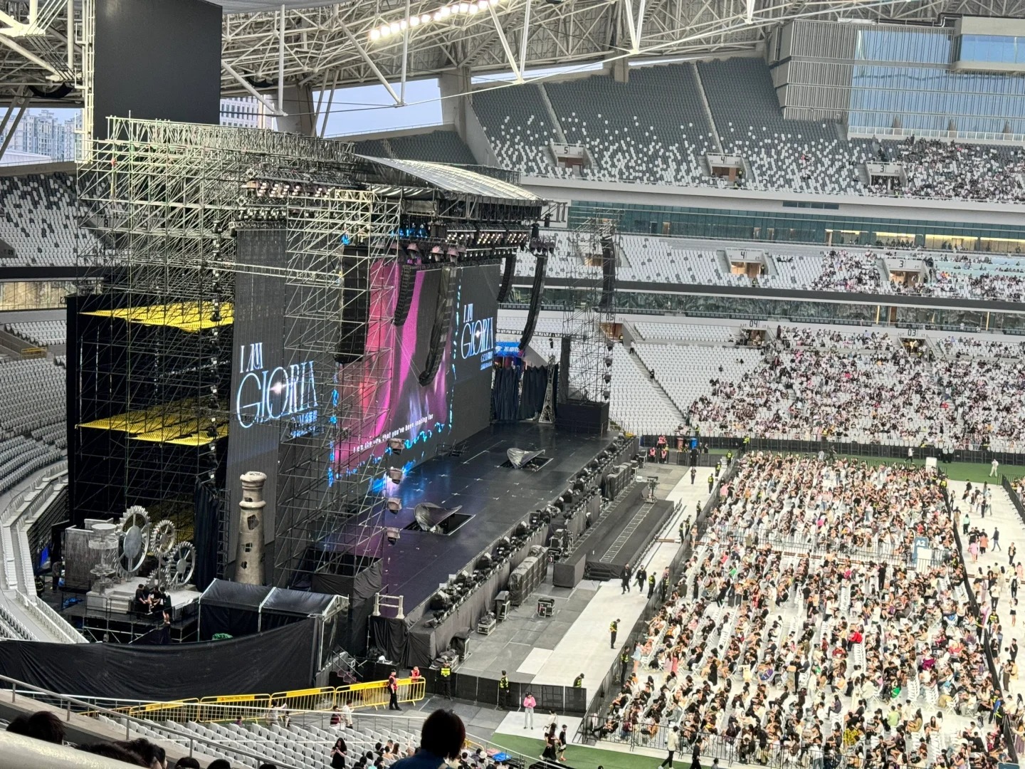 观感最差的一次演唱会，小刀喇屁股了
路人粉都不知道怎么洗的程度，昨天就陆续刷到两