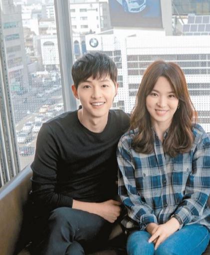 宋仲基挺好的，看看他俩互动一直以来都是宋仲基主动的。
 
宋仲基是个暖男，乔妹性