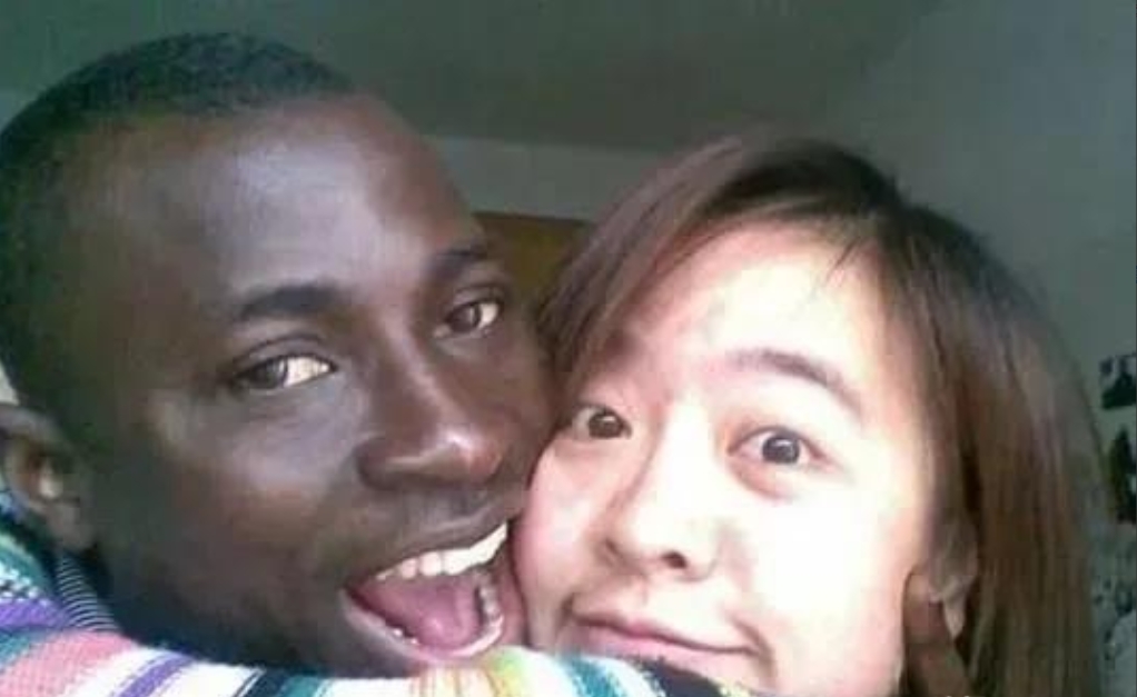 一个武汉女大学生被老师追问，是否跟黑人留学生发生过关系。女生当即否认，没多久她才