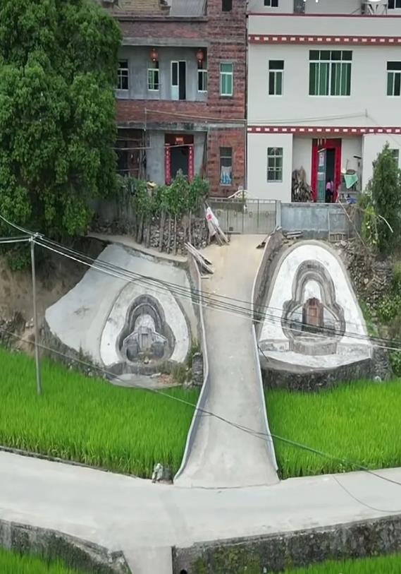 这才是真正的墓后老大
兄弟俩在村里批不了其它好的宅基地，只能委屈在这块地上起房子